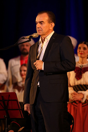 В Центральном концертном зале начался концерт Кубанского казачьего хора, приуроченный к 86-му дню рождения художественного руководителя коллектива Виктора Захарченко