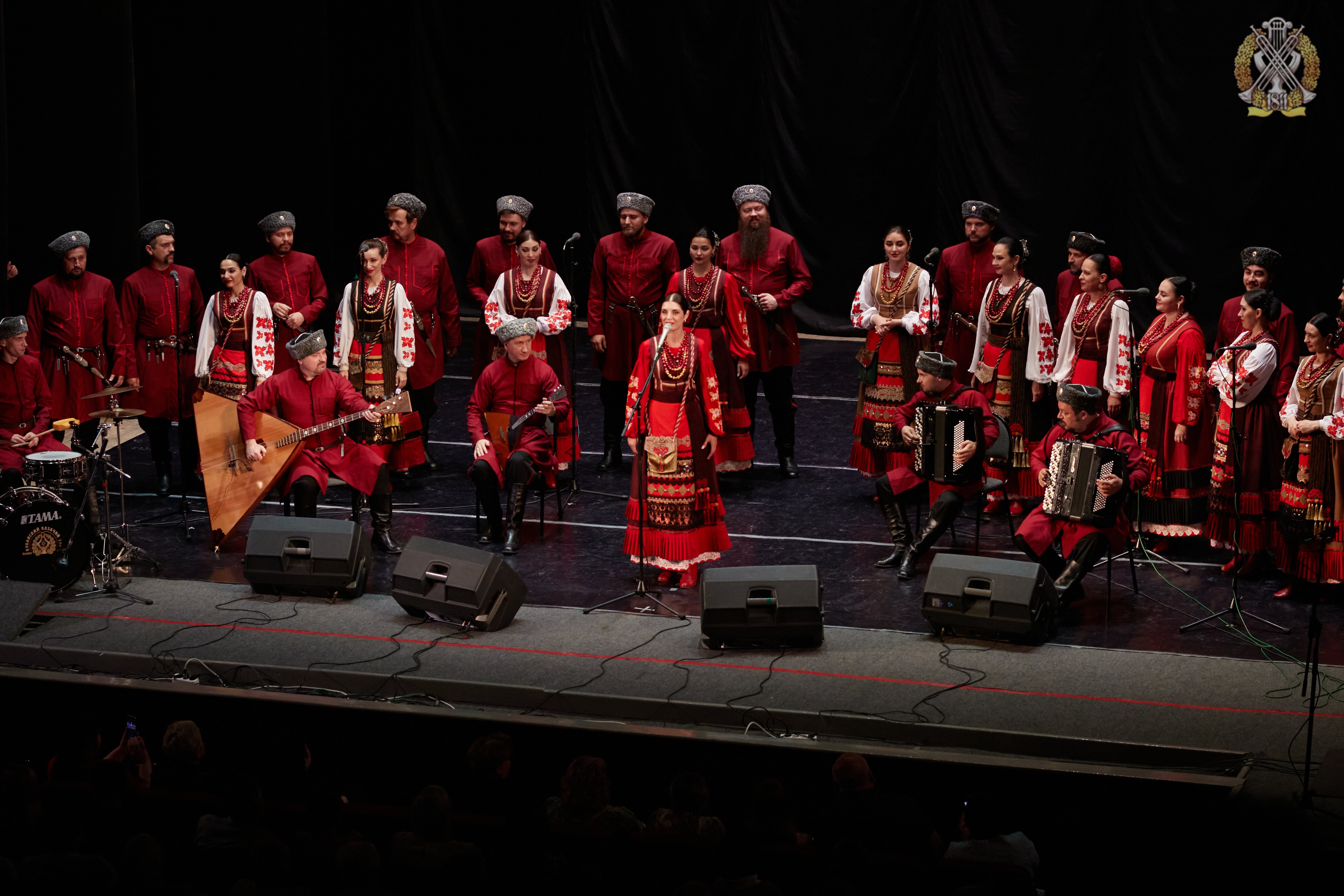 Кубанский казачий хор концерт. Александр дедов Кубанский казачий хор. ЦКЗ Кубанского казачьего хора зал. Хор Казаков на сцене. Казачий хор Каменск- Шахтинский.