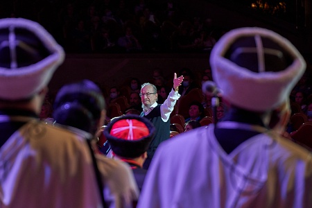 Кубанский казачий хор выступил с концертами ко Дню учителя в Храме Христа Спасителя.
