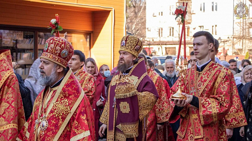 В День памяти святой великомученицы Екатерины Александрийской Кубанский казачий хор принял участие в божественной литургии в Свято-Екатерининском кафедральном соборе