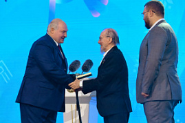 Президент Республики Беларусь Александр Лукашенко вручил Премию Союзного государства Виктору Захарченко