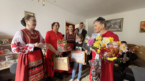 Жительница Краснодара передала в дар Кубанскому казачьему хору новый электронный баян, стоимостью более полумиллиона рублей