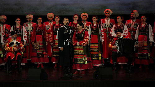 Кубанский казачий хор вновь на сцене