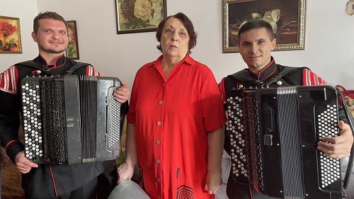 Жительница Краснодара передала в дар Кубанскому казачьему хору новый электронный баян, стоимостью более полумиллиона рублей